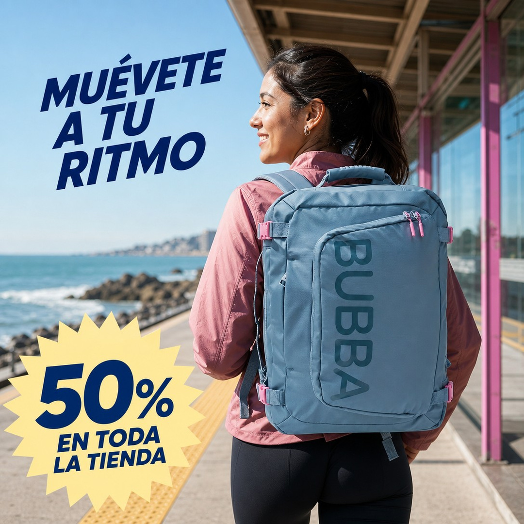 Mujer con mochila azul y detalles rosados
