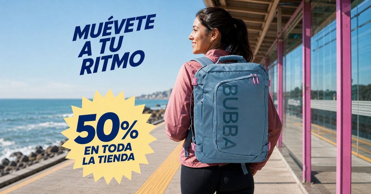 Mochila azul usada por una viajera